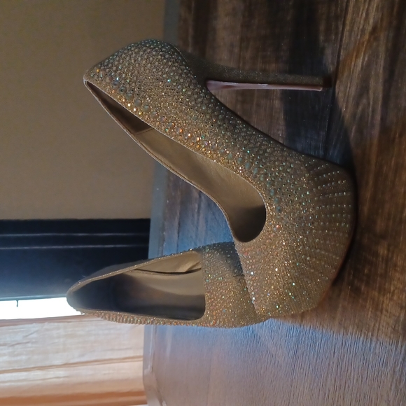 Silver Sequence Dream Pairs High Healed Pumps Size 7 - Picture 3 of 3